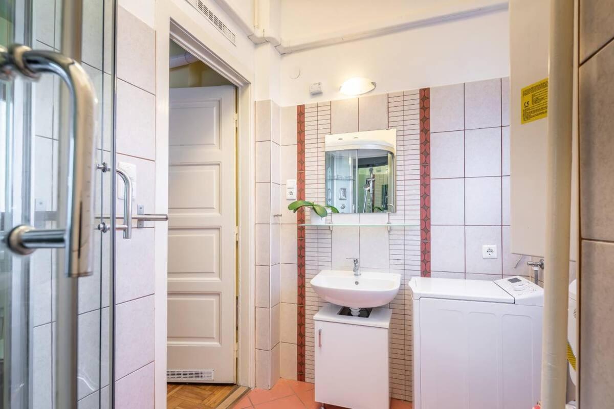 Vamhaz Boulevard Apartments Budapeste Exterior foto