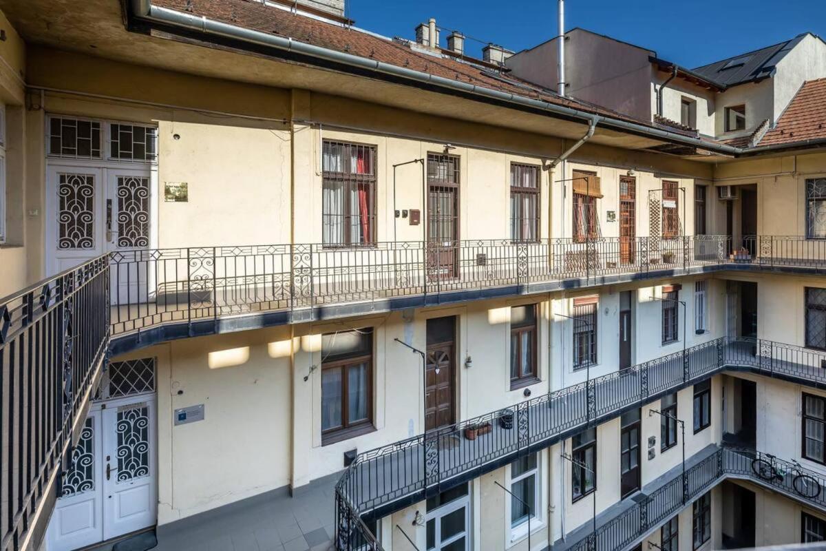 Vamhaz Boulevard Apartments Budapeste Exterior foto