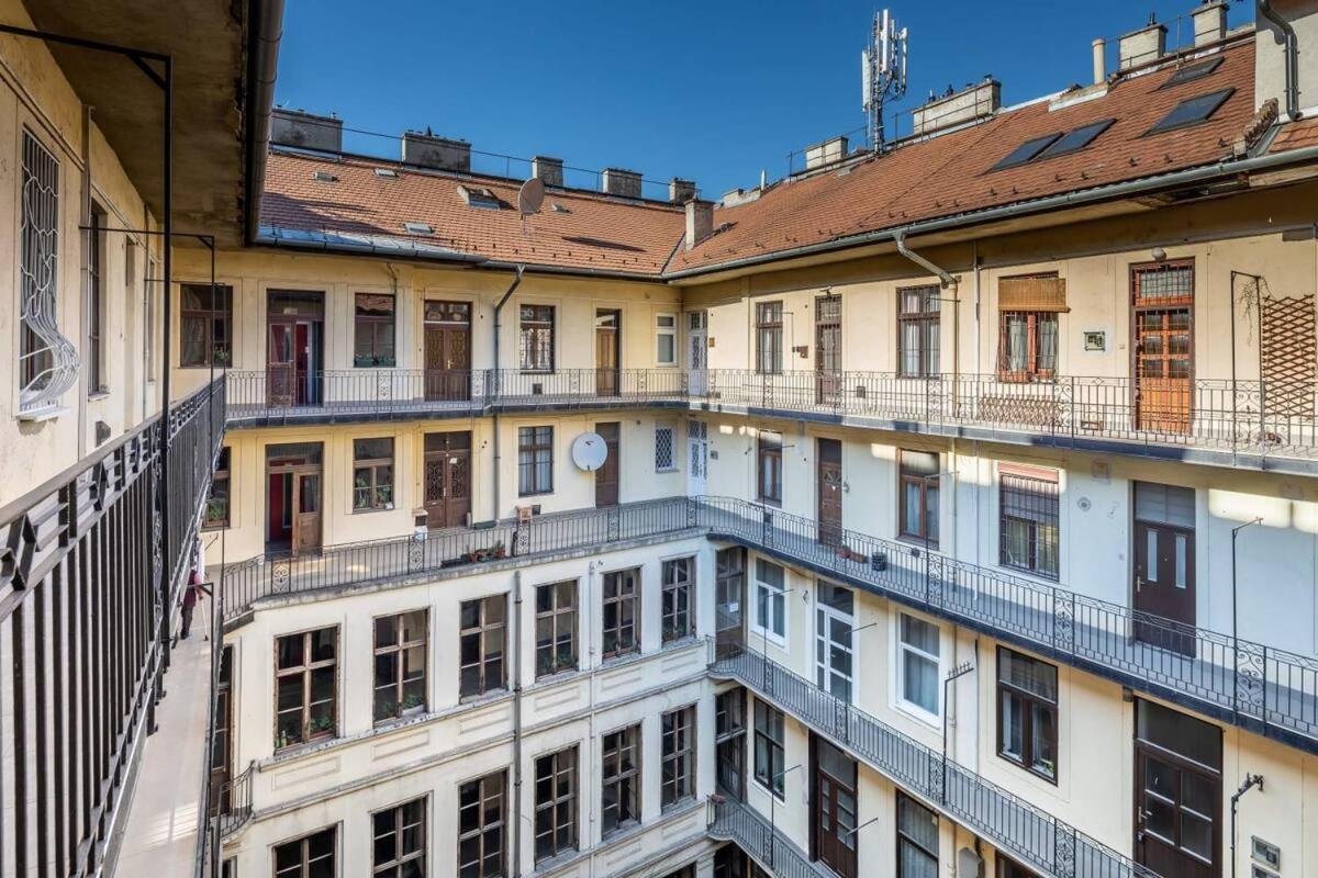 Vamhaz Boulevard Apartments Budapeste Exterior foto