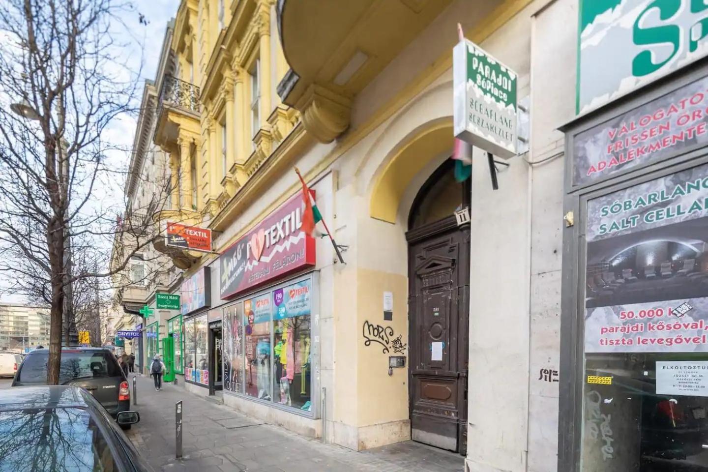 Vamhaz Boulevard Apartments Budapeste Exterior foto