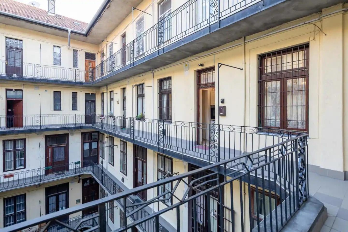 Vamhaz Boulevard Apartments Budapeste Exterior foto